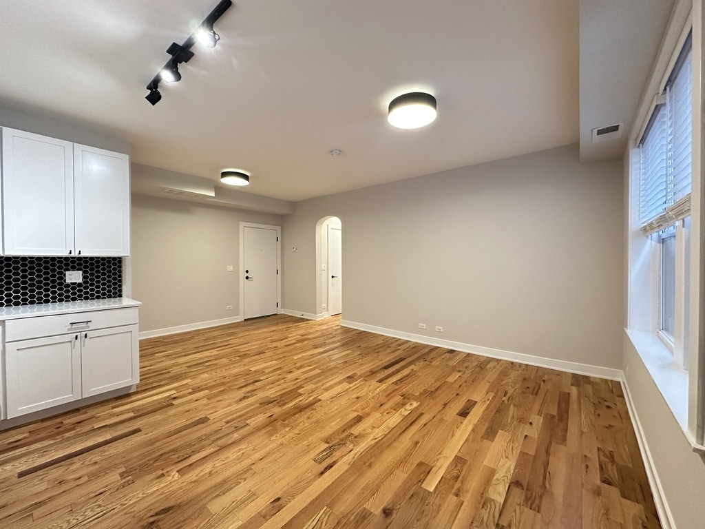 Building Photo - 643 W Wrightwood Ave