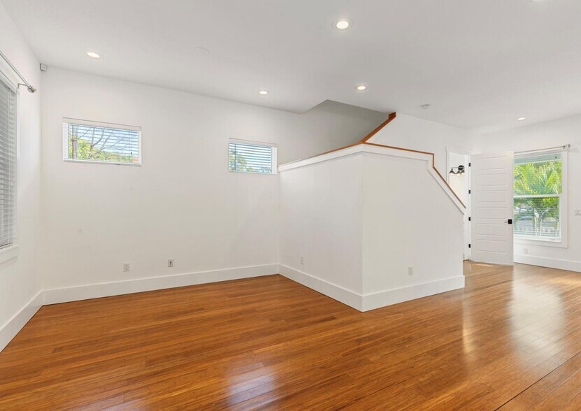 Building Photo - 214 E Floribraska Ave