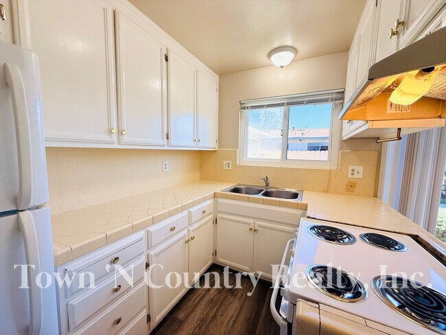 Building Photo - 215 W Alvin Dr