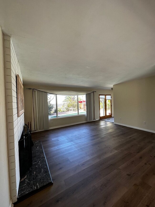 Building Photo - 4 Bedroom, 4 Bath Home w/ 2-Car Garage. Swimming Pool and Large Fenced in Yard. MUST SEE!!!