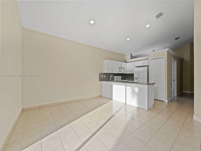Building Photo - 704 SE 14th Pl