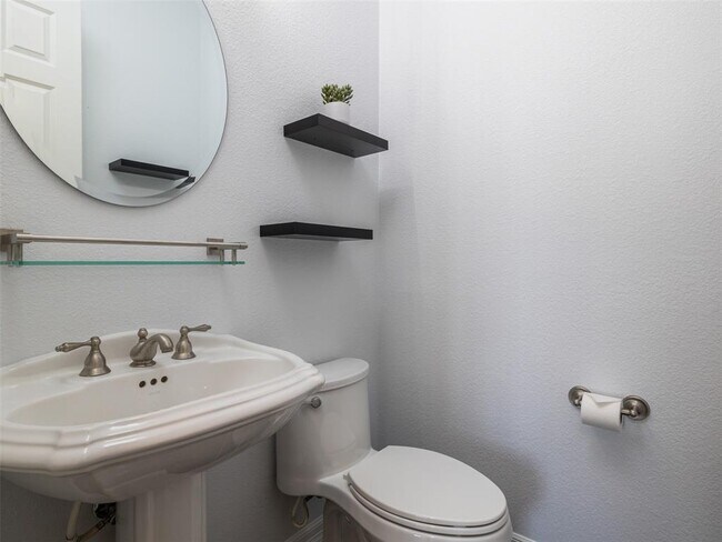 Building Photo - 9805 Big View Dr