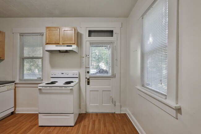 Building Photo - 4 Bedroom North Campus Newly Remodeled Hou...