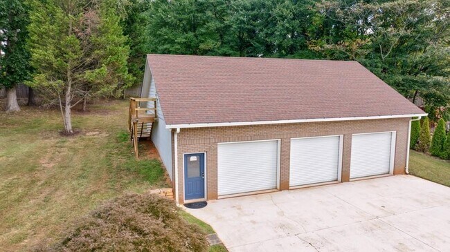 Building Photo - 390 Alpine Dr