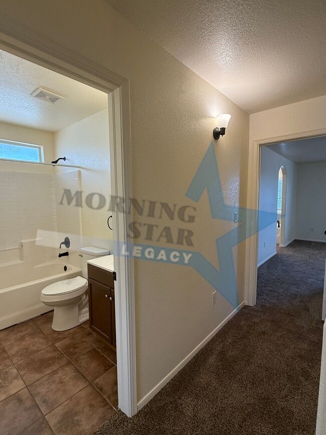 Building Photo - Inviting 3 bedroom 2.5 bath waiting to be ...