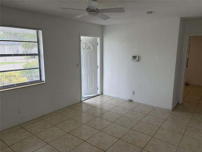 Building Photo - 613 NW 5th Ct