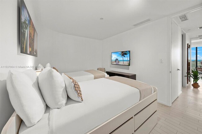 Building Photo - 2201 Collins Ave
