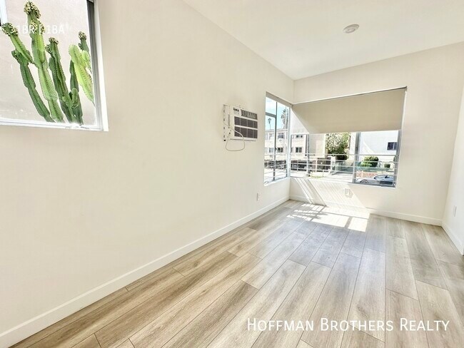 Building Photo - 316 S Mariposa Ave