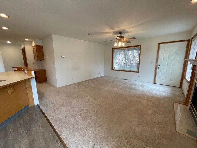 Building Photo - Available Now 3 bedroom 2 bath Hucrest home