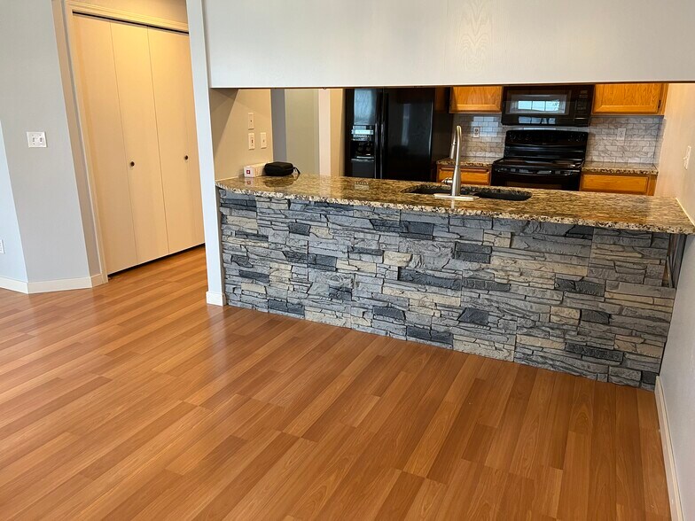 Building Photo - 8207 N Ridgewood Dr