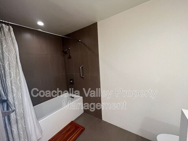 Building Photo - 287 S Civic Dr