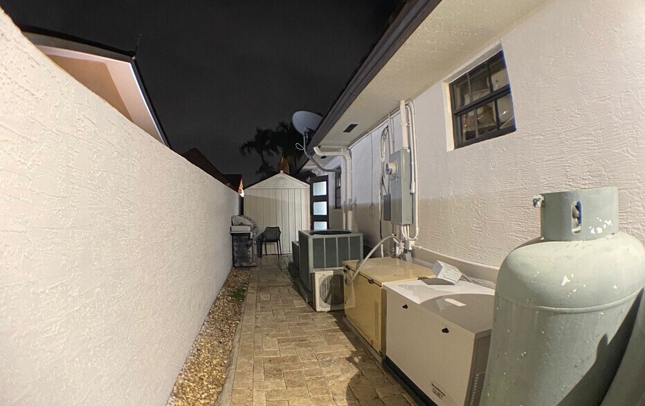 Building Photo - 13450 SW 5th St