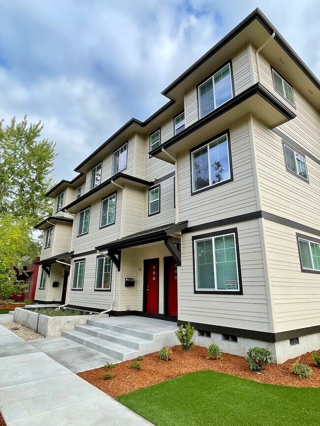 Building Photo - NEW 4 Bedroom / 4.5 Bath Duplex. A/C in every bedroom