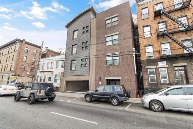 Building Photo - 515 30th St