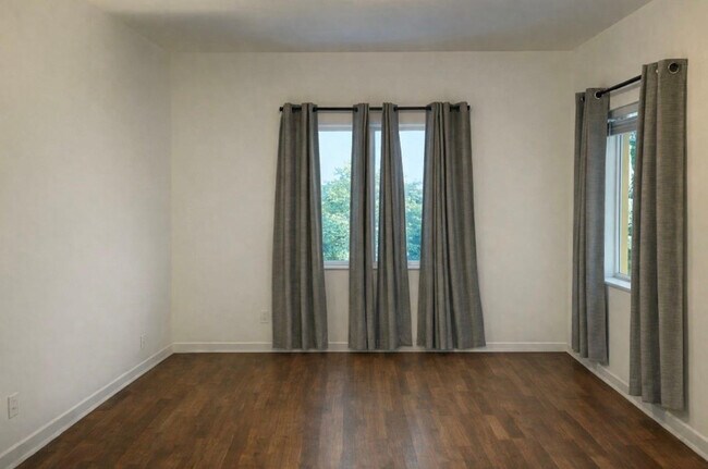 Building Photo - 729 NE 16th Ave