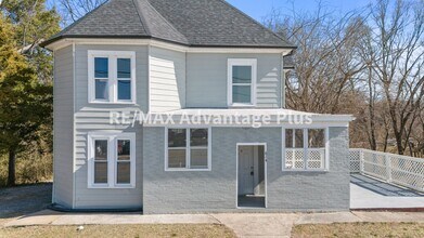 Building Photo - 614 S Main St