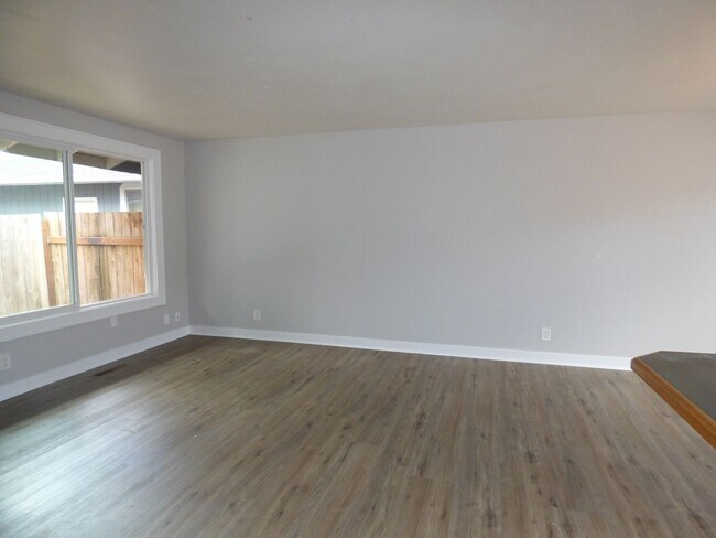 Building Photo - 2 bed 1 bath Home in Southeast Salem