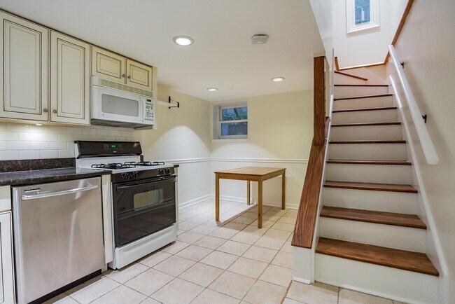 Building Photo - Beautiful 2 Bedroom, 2 Bathroom Historical Row Home
