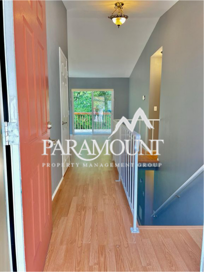 Building Photo - Charming 3-Bedroom Duplex Near Southworth ...