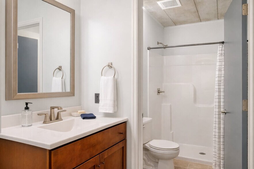 Building Photo - 219 S Badger Ave