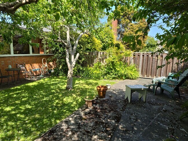 Building Photo - Spacious 4-bedroom family home features ga...