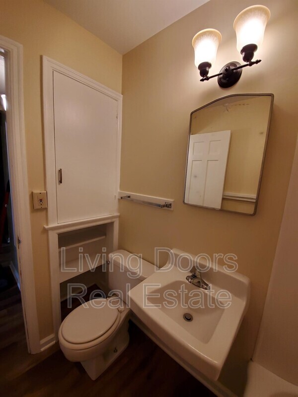 Building Photo - 305 S 47th St