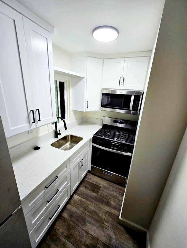 Primary Photo - 1 bed, 1 bath - South Mission Hills neighb...