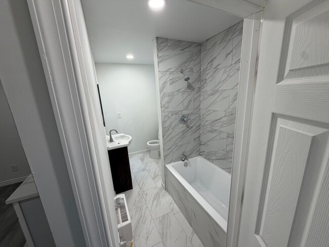 Building Photo - 2742 Kensington Ave