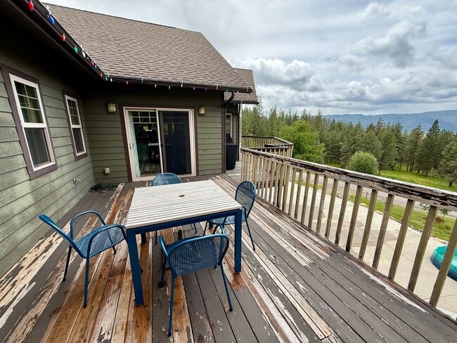 Building Photo - Spacious 4 Bed 3.5 Bath Home in Frenchtown!