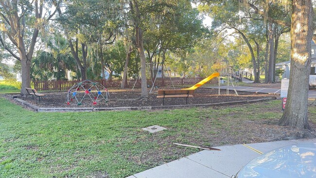 Building Photo - MOVE IN SPECIAL- Newly renovated 3 bedroom/2.5 bath townhouse for rent located in the lovely gate...