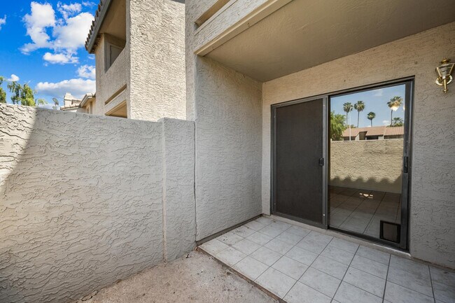 Building Photo - 533 W Guadalupe Rd