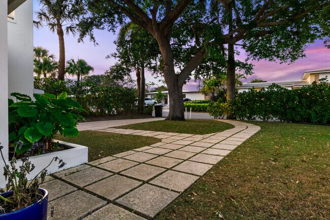 Building Photo - 240 Santa Lucia Dr