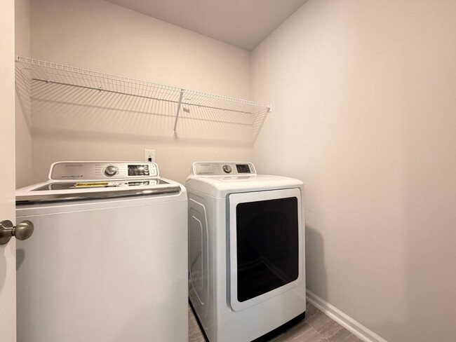 Building Photo - 400 Hazy Hls Ln