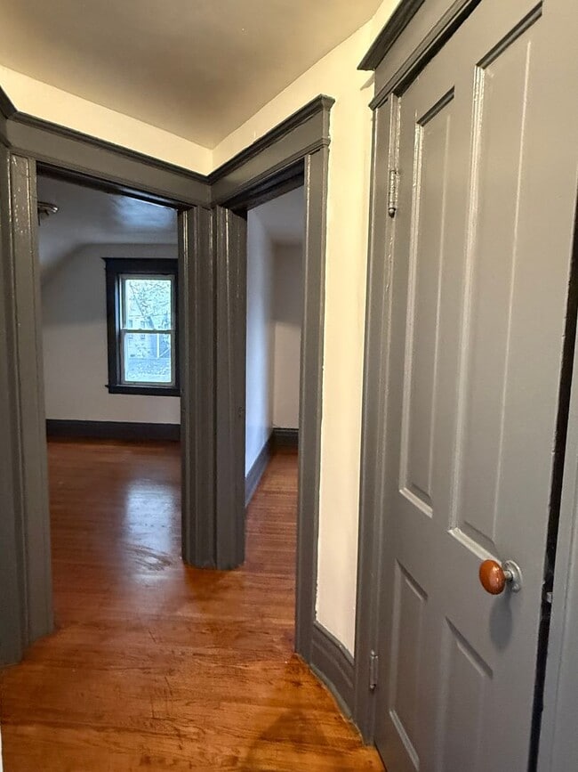 Building Photo - NICE 3 BEDROOMS WITH FULL BATH MOVE-IN READY!