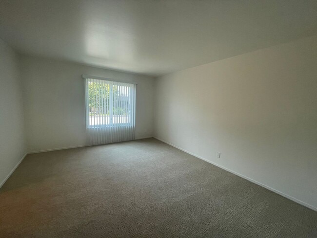 Building Photo - 1033 Fontana Dr