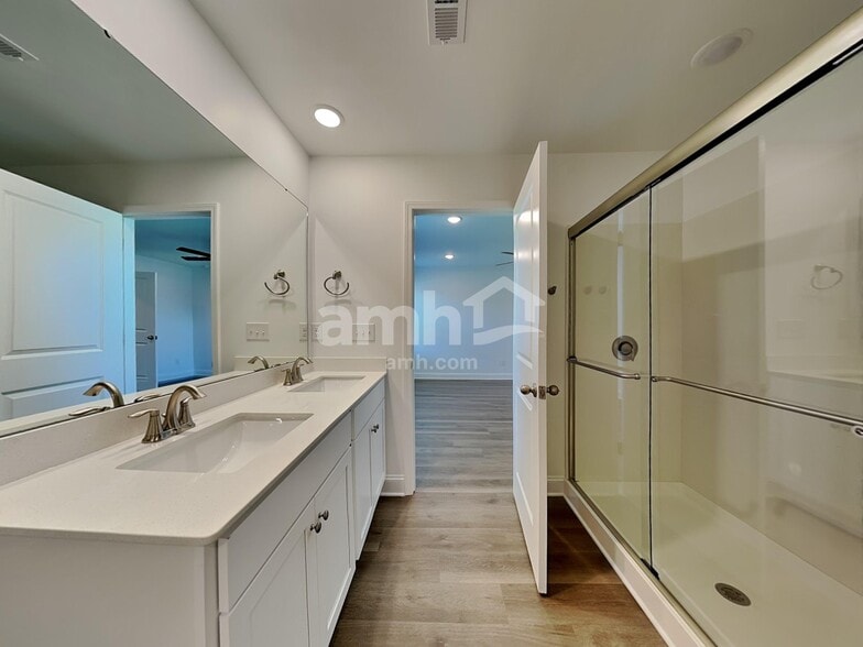 Building Photo - 6050 Rosemore Ln