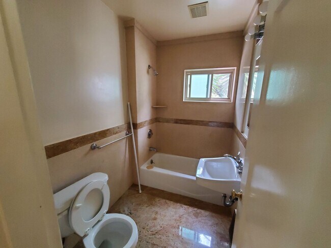 Building Photo - Charming 1 Bedroom/1 Bath Apartment for Rent