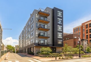 Building Photo - 911 2nd St NE