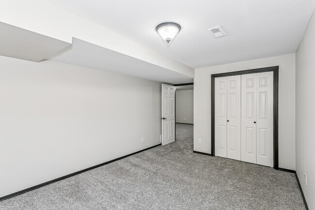 Building Photo - 318 Harvest Ln