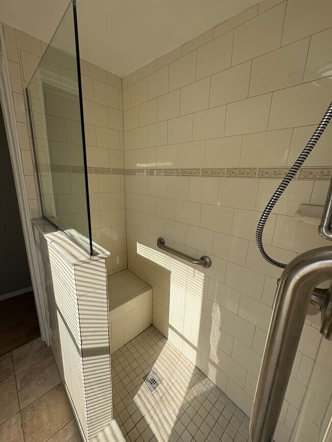Building Photo - 3 Bed / 2 Bath Single-Family | Effective Rent After Credit