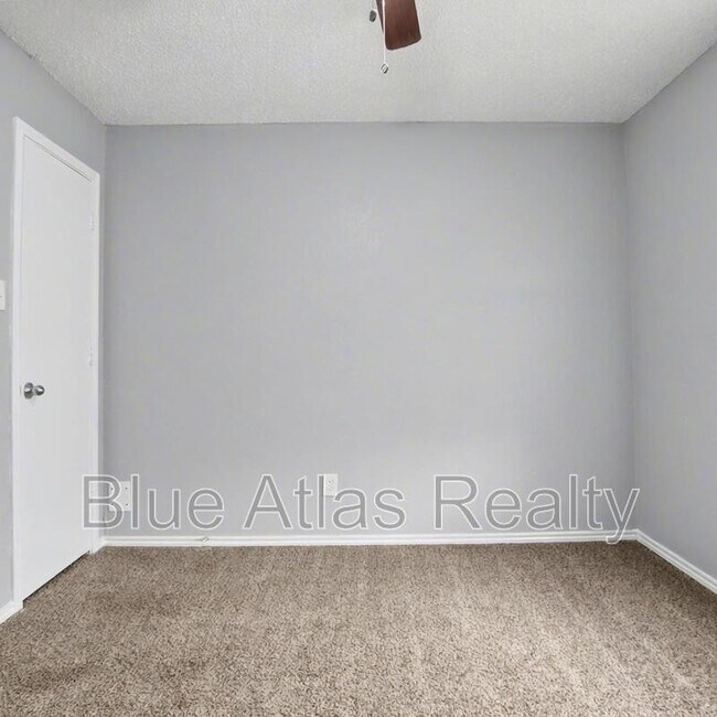 Building Photo - 1009 W Hills Terrace