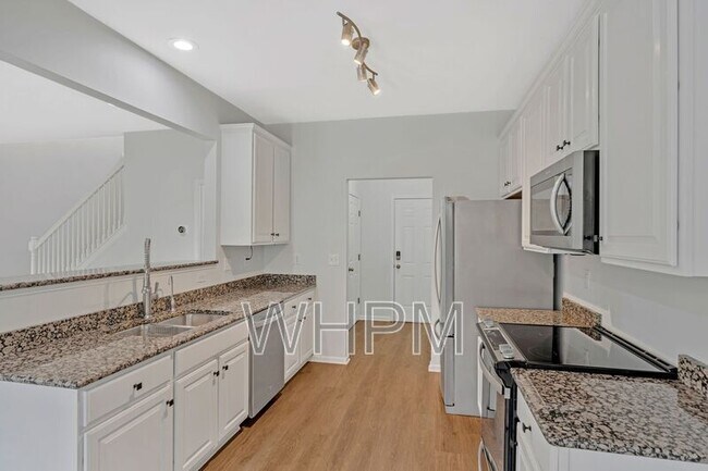 Building Photo - 427 Lazy Creek Ln