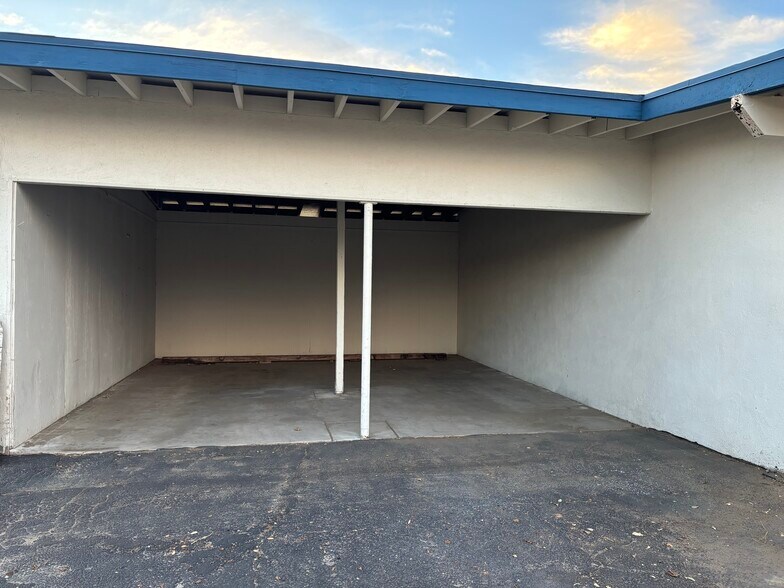 Building Photo - 465 W Ramona Dr