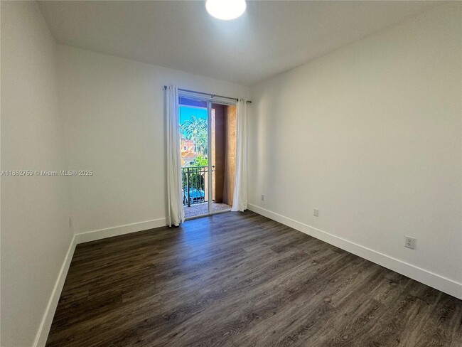 Building Photo - 5004 S Harbor Isles Dr