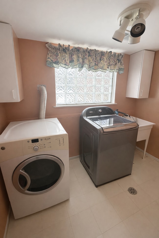 Building Photo - 42520 Bishop Rd