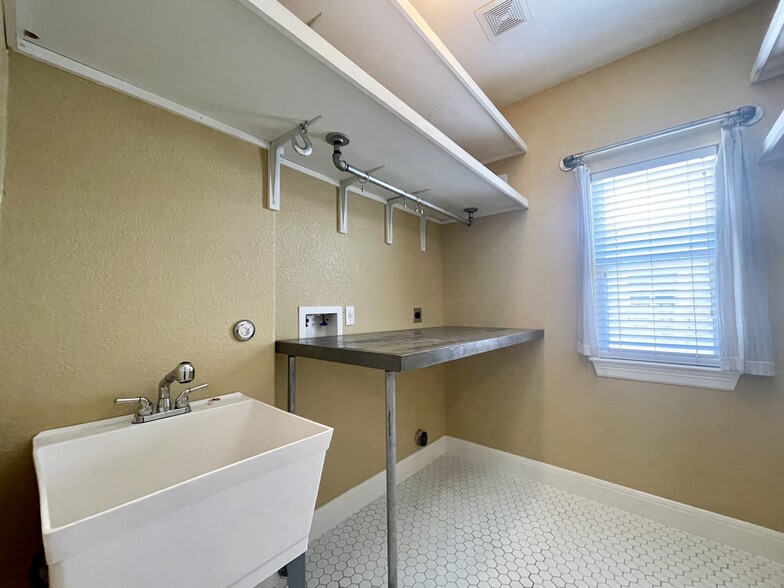 Utility/Laundry - 417 S Washington Ave