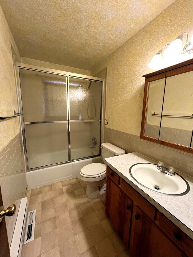 Building Photo - Charming West Side Upper-Level Duplex for ...