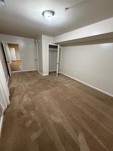 Building Photo - 1501 Fallsgrove Ln