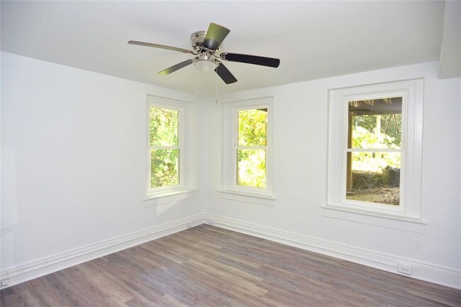 Building Photo - 509 Claire Dr NE