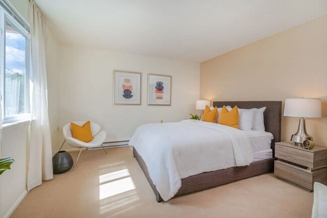 Building Photo - 5625 S Sycamore St